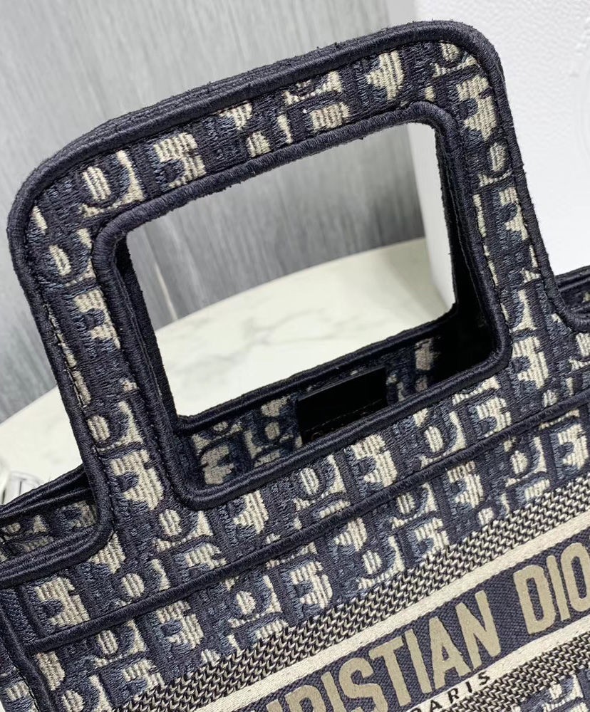 而手把的造型也改成扁身的一體成型設計,看起來更有時尚設計感,而且更多了一份 vintage 味道!