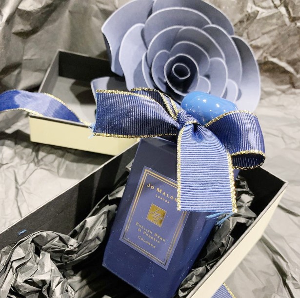 這次更換上了超級療癒的「迷霧藍」聖誕限定包裝，充滿質感的MATTE 身藍色包裝光是擺在化妝台上面已經叫人醉心！JO MALONE LONDON 別忍了～出手吧！