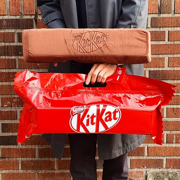就連包裝都好犯規!攬枕的包裝特別設計成跟經典KITKAT朱古力一樣的紅色包裝
