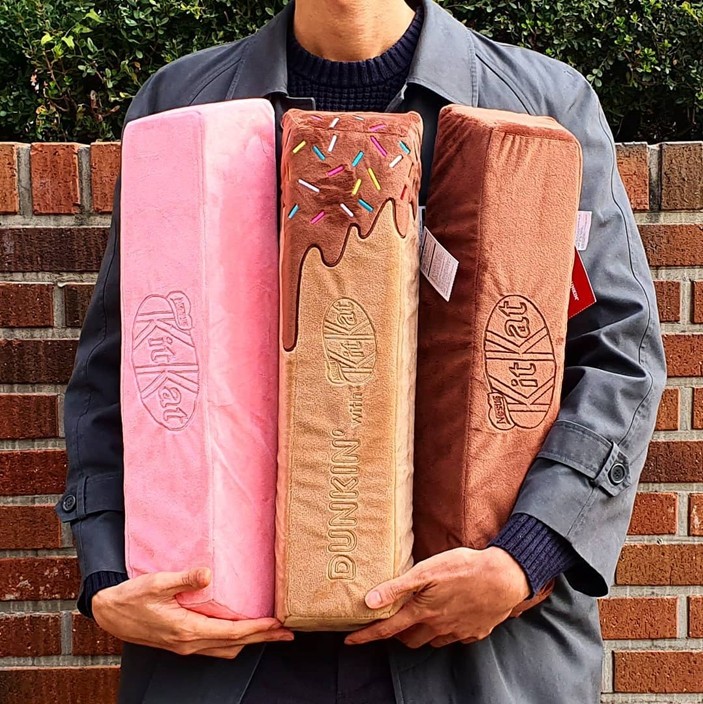這個「巨型KITKAT朱古力攬枕」就推出了三款造型