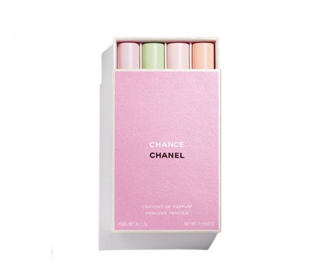 Chanel推出的馬卡龍煙盒香氛筆以4支不同色系的香氛筆擺放一起