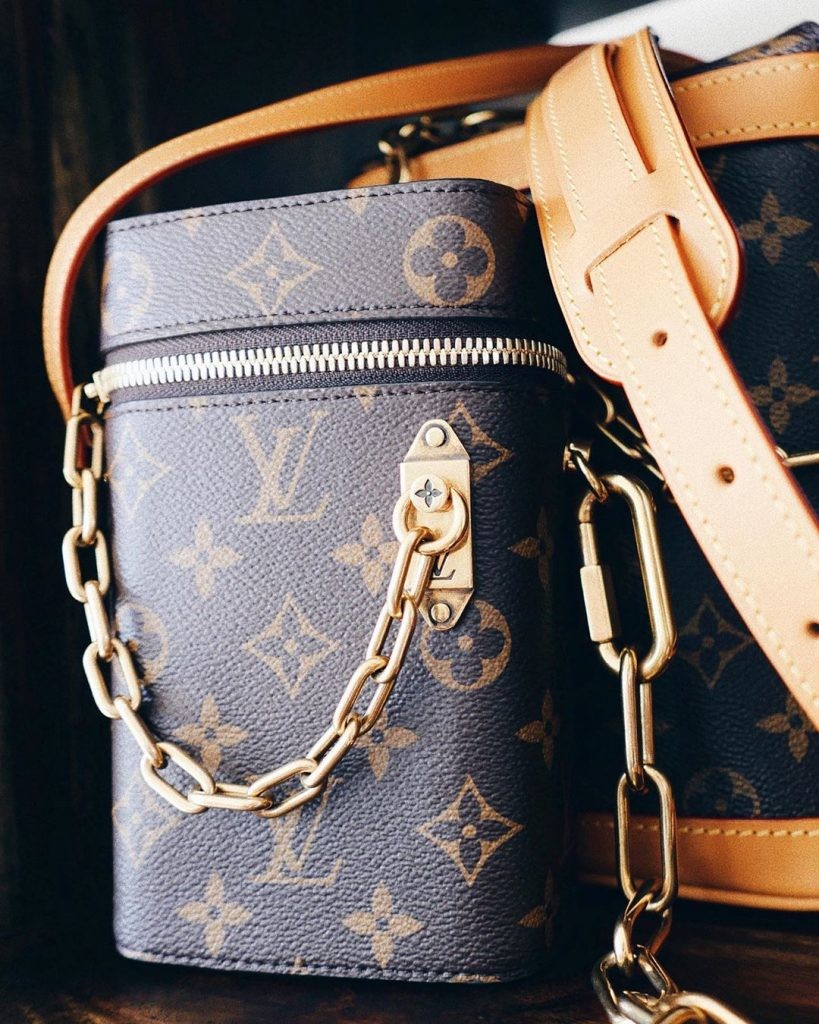 這次LV迷你手機袋的設計沿用了LV超經典的Monogram打造而成