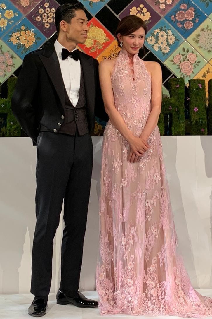 來到了送客的部分,志玲姐姐就以甜美粉嫩婚紛現身,這次於SHIATZY CHEN訂造的中式婚紗