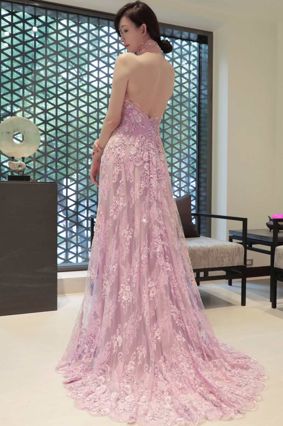 最大的亮點就是志玲姐姐這次大露背,轉身一看整個美背都來了一起送客(笑)