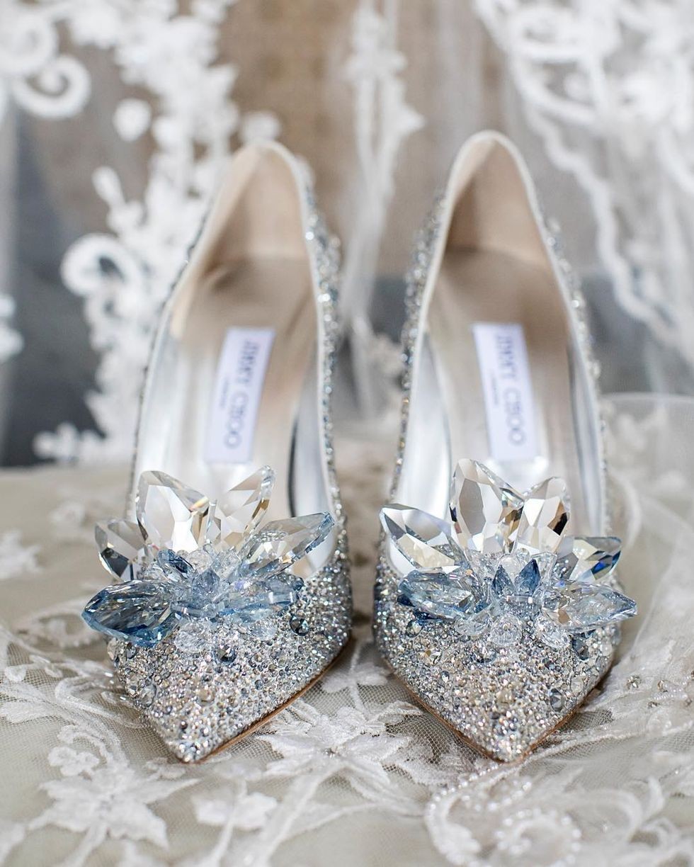 這次志玲姐姐還配搭了超閃耀的JIMMY CHOO 婚禮系列高跟鞋,令她每走一步都是散發著女神的氣質美!