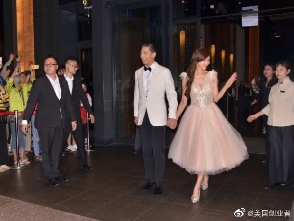 下身的多層次設計增強了澎澎感,走出來就如城堡中的公主,抓緊眾人的視線!