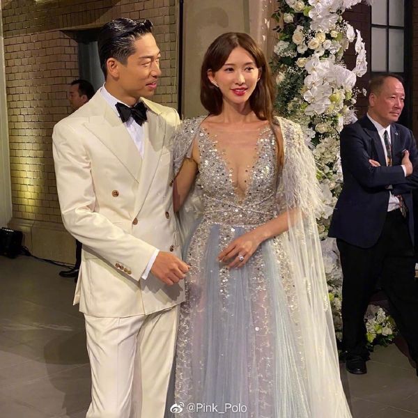 這套一出場一樣是矚目全場的JIMMY CHOO X THE ATELIER COUTURE冰晶藍婚紗