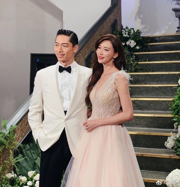 整件婚紗以米白及香檳粉為主調,在肩上增添了羽毛元素大大展現了飄逸仙氣感