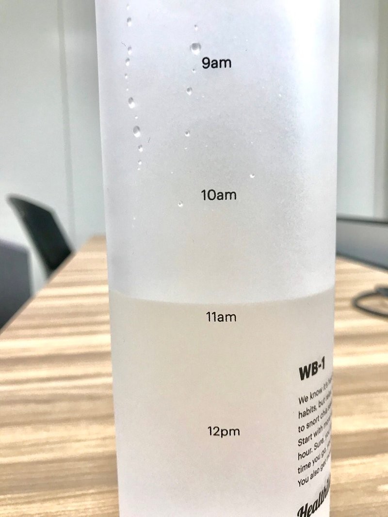 這個水樽最貼心的地方就是它身上帶有時間表,時間的標記是由早上7點開始到下午1點要喝完的水量