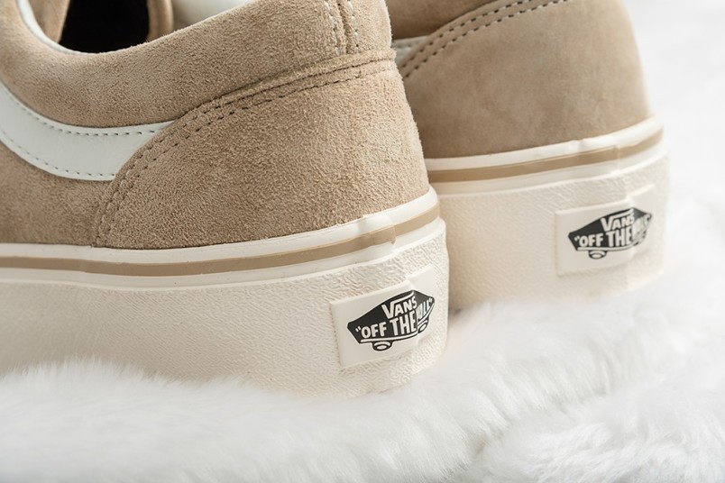 因為Vans Old Skoo系列直接加入超高的原底款,讓你穿上它馬上腿部修長兩倍