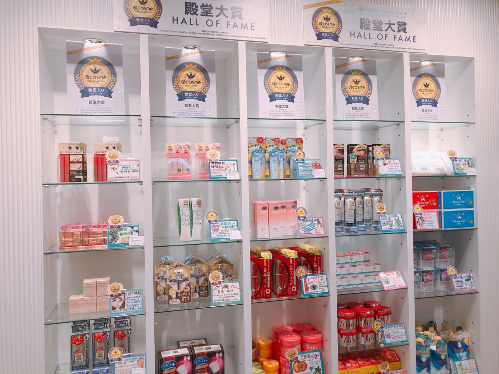 利舞臺店爲配合@cosme新形象,其內部裝修及商品陳列櫃都展現新LOGO的Dot & Space 的設計概念元素(圓點與空間)