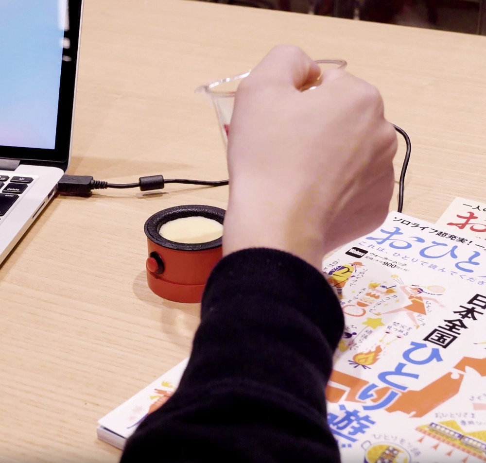 整章魚燒也不是很難,插好USB預熱然後下油,再把低筋麵粉、蛋 、鰹魚粉、冷水、牛奶等等弄成麵糊