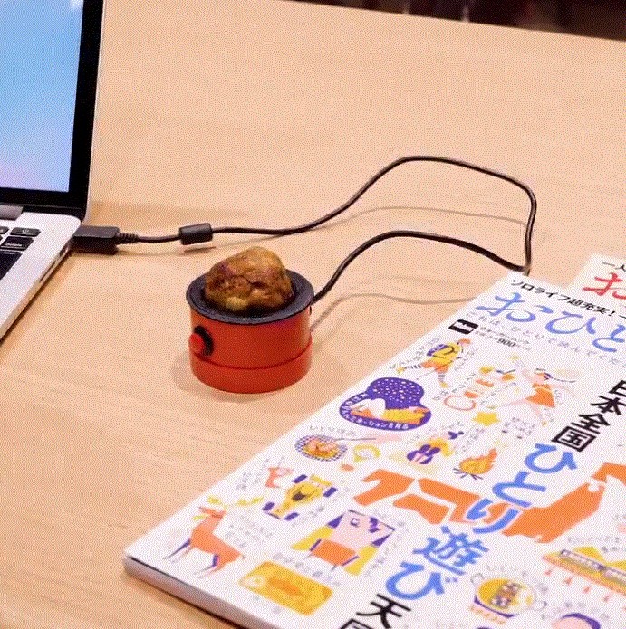 當你見到邊緣開始起一些小泡泡時,就代表底部已經慢慢變熟,就可以翻到另一面。