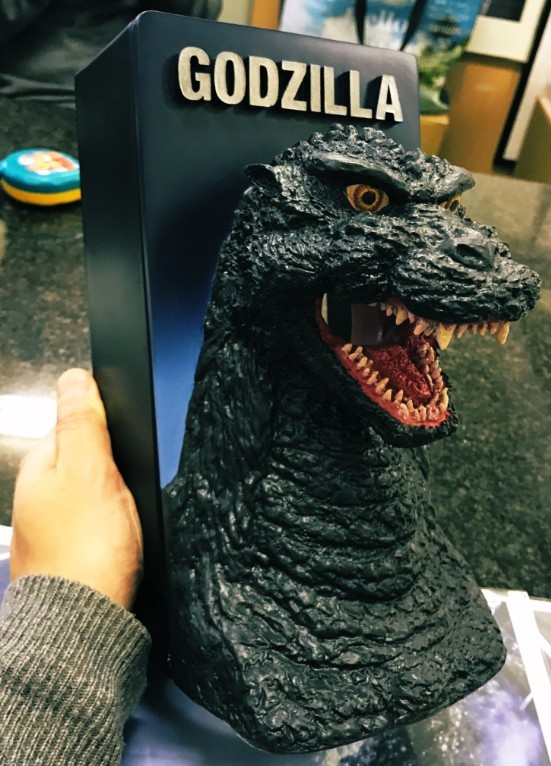 而日本 DeAGOSTINI 公司也又推出一款全新的哥斯拉周邊，就是「平成哥斯拉紙巾盒」