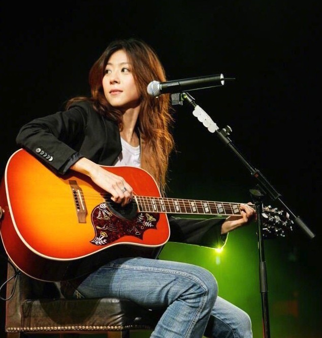 44歲台灣文青女歌手陳綺貞於25日被台灣傳媒爆跟50歲的林姓中年銀行主管在街頭激吻