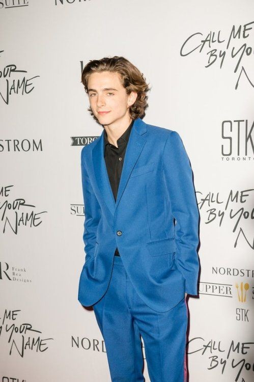 有著一雙帶點憂鬱又純粹的眼睛,乾淨清秀富空靈感的五官和氣質,一頭鬈髮的他配上他深邃的輪廓更能滲透出一種古典美,高顏值真的好吸睛!