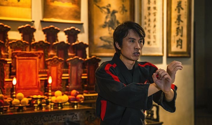 黃子華繼《一蚊雞保鑣》後,相隔17年再次自編自導自演電影,《乜代宗師》將會在出年鼠年賀歲,明年1月23日上映。