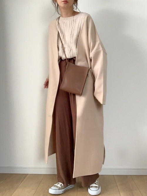 奶茶色的CONVERSE布鞋在日系時尚中的曝光率超高，好襯之餘又多帶一份高質的時尚感，日本也經常賣到斷貨啊！