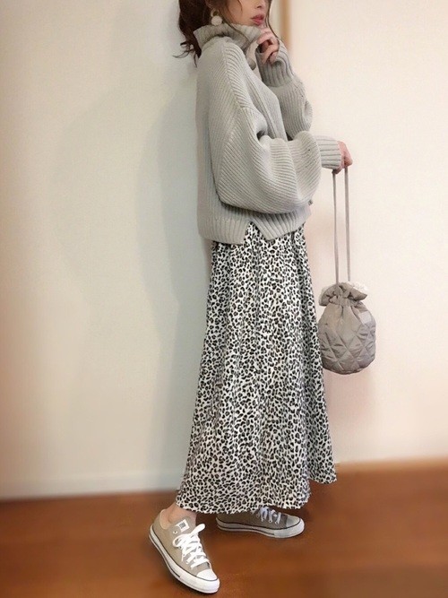 CONVERSE 的經典布鞋設計兼具休閒與時髦感，溫柔醇厚的奶茶色調