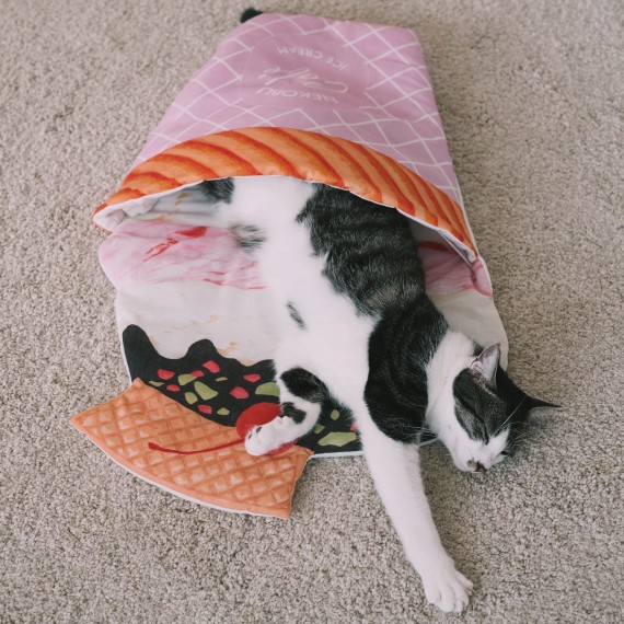 不但鋪棉夠柔軟和舒服,就連外型都非常可愛,看著貓貓躲進去真的好治癒。