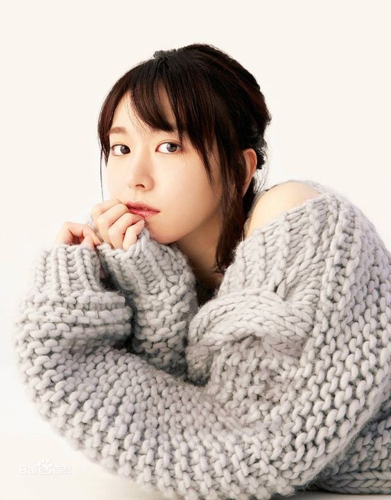 女神新垣結衣由出道起就一直保持著不食人間煙火般的純潔仙女氣質,不少男生、女生都被她俘虜