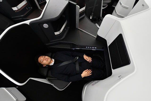 機內有普通的經濟艙(Standard)272席,還有可全平躺商務艙 (ZIP Full-Flat)18席