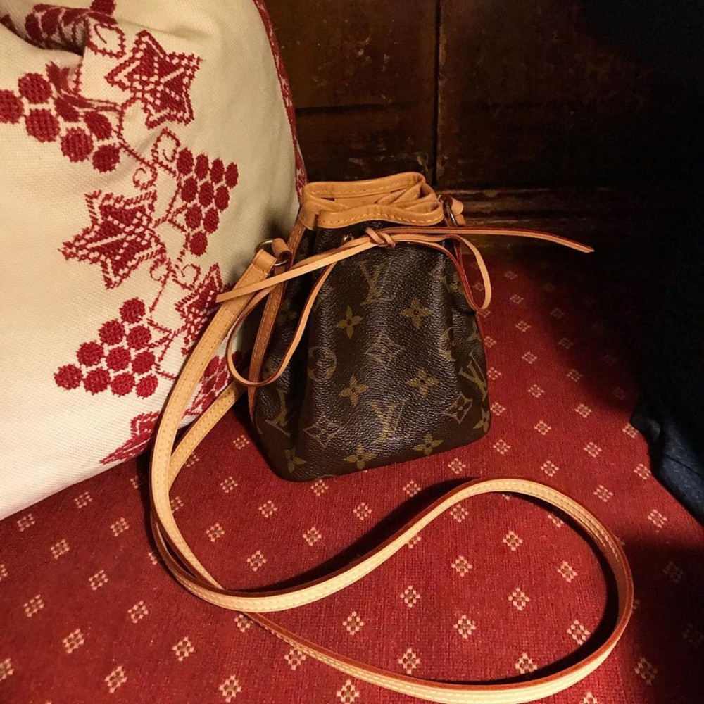 不過其實近年不少品牌已經紛紛推出了小巧又精緻的水桶袋款