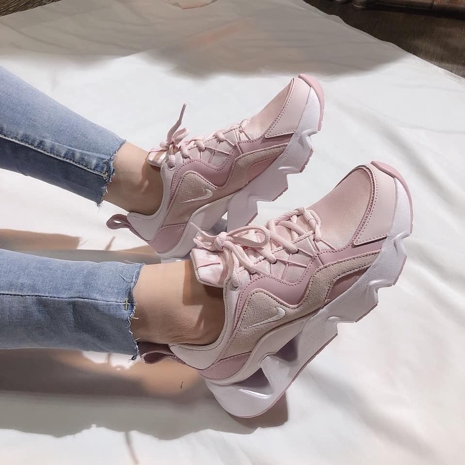 這次Nike再推的RYZ365「霧霜櫻粉」絕美配色的球鞋更是令女生都表示抵抗不了