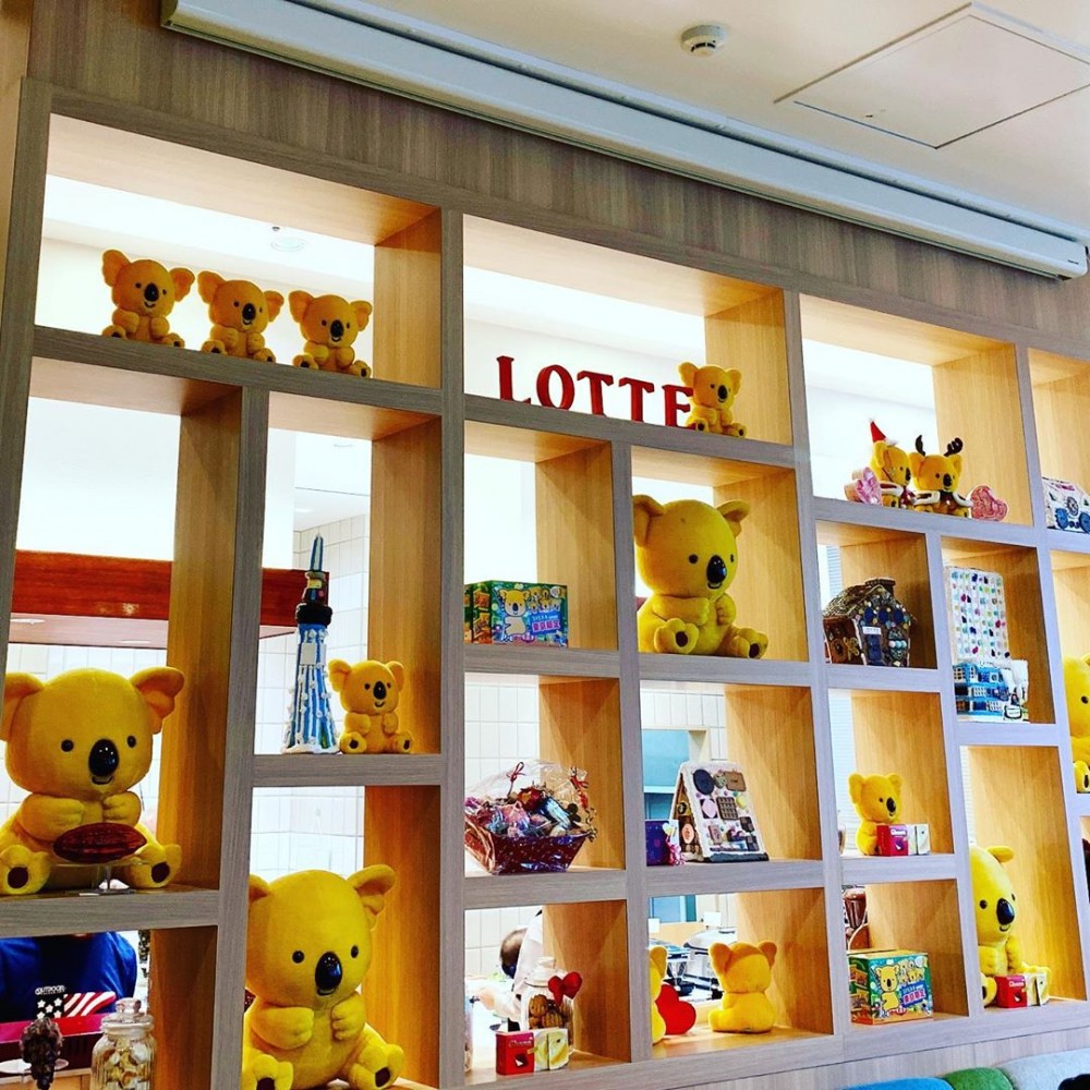 酒店餐廳旁邊的架上還放滿了各種樂天小熊公仔,真的是每一個都很可愛,令人想抱緊處理!