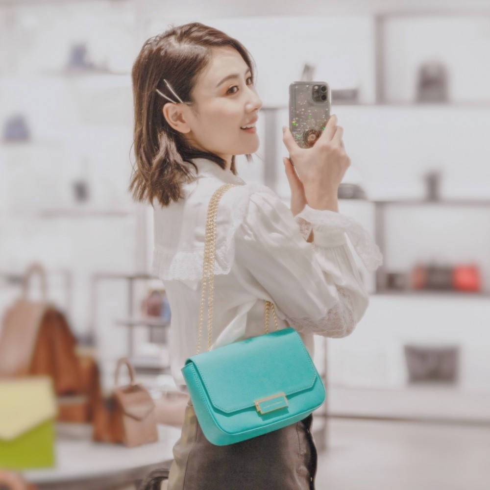此系列的包款就只有於台灣CHARLES & KEITH 門市才販售