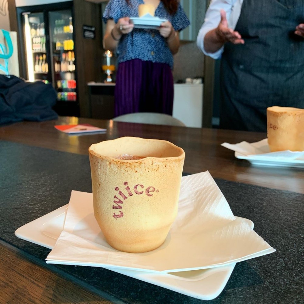 跟紐西蘭企業twiice共同研發,由小麥粉、糖、雞蛋與雲呢嗱製成的可食用餅乾咖啡杯