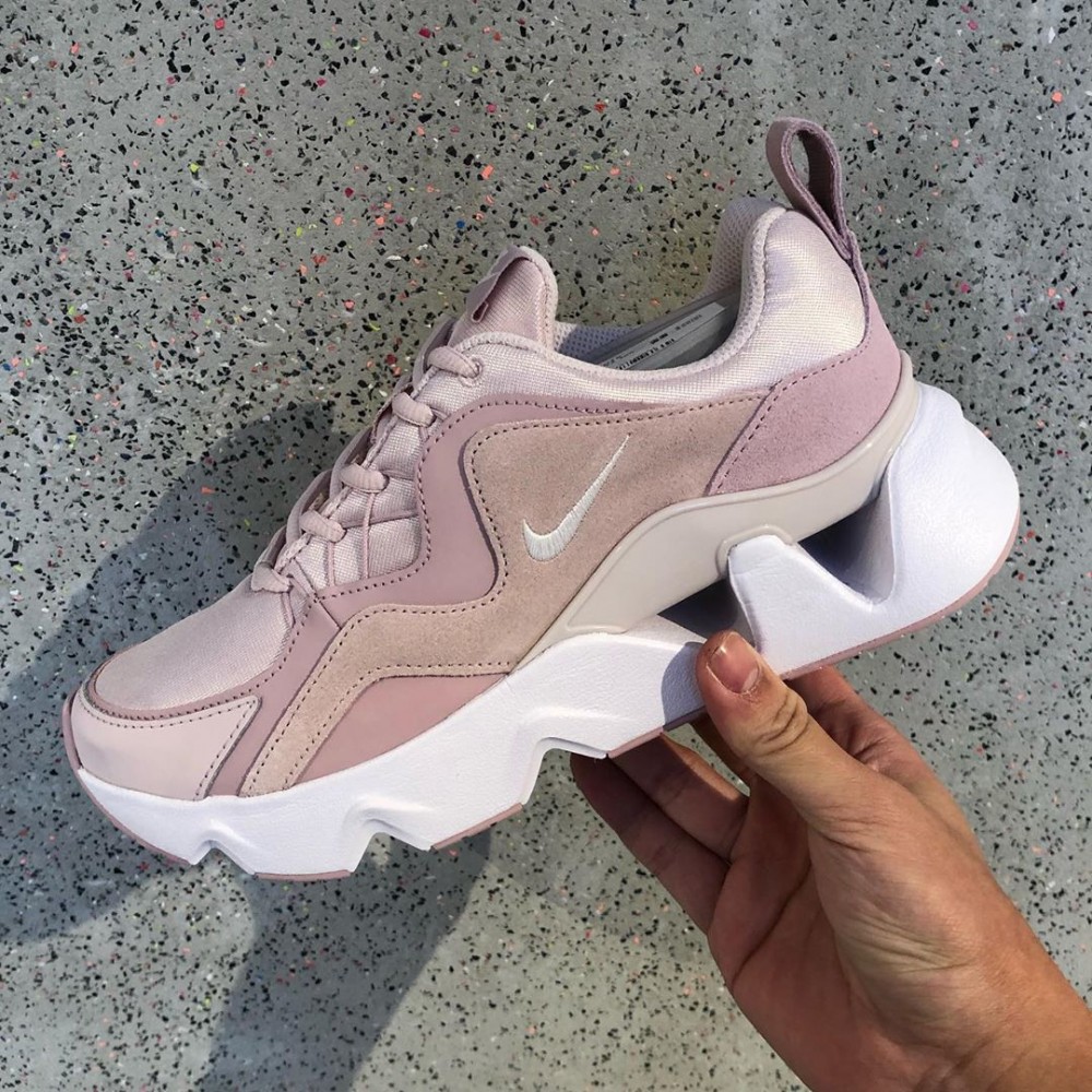 有留意開球鞋的你,最近一定都察覺到Nike RYZ365全新色號「霧霜櫻粉」球鞋