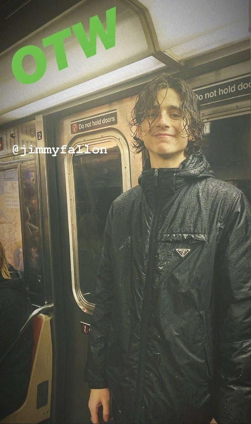 Timothée Chalamet分享了自己意外遇上了一場大雨而淋成落湯雞搭地鐵的狼狽私下樣貌