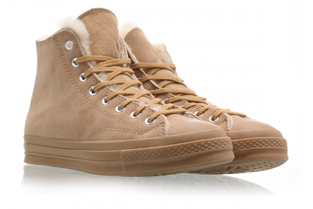 Converse最新奶荼色Chuck 70 Hi Shearling毛絨鞋以經典鞋型打造而成