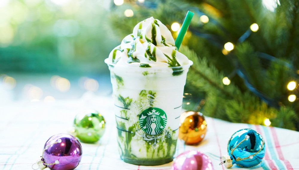 整個抹茶醬佈滿星冰樂,白色的牛奶混合綠色的抹茶