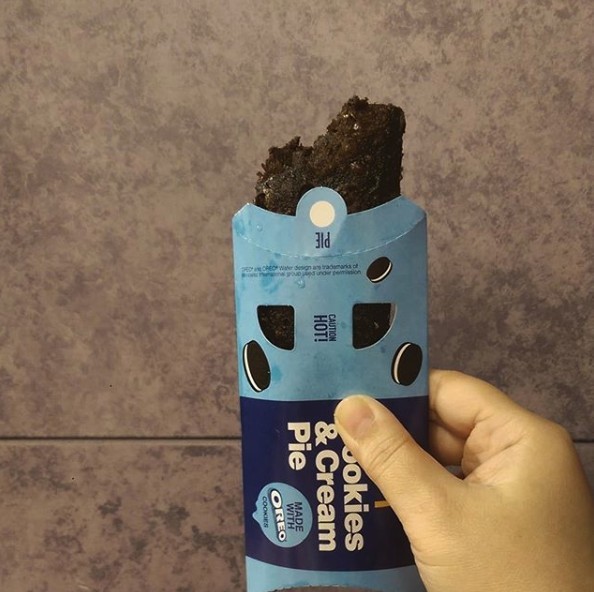 有網民指這個Oreo口味的香脆批是令人無法抗拒，炸得酥脆的朱古力酥皮已經好出色，當你咬下去時瞬間爆漿