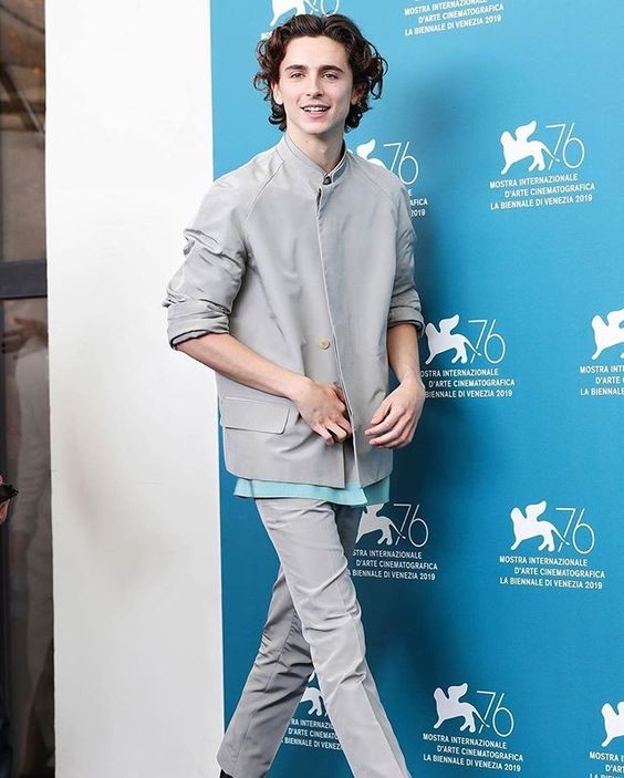 只要他穿上看的任何衣物都會引起一股搜索熱潮,就連英國 GQ 雜誌亦把他喻為最時尚男性