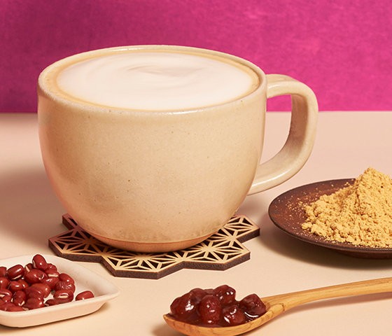牛奶咖啡則是由特濃咖啡加入紅豆醬、黃豆粉以及牛奶混合而成