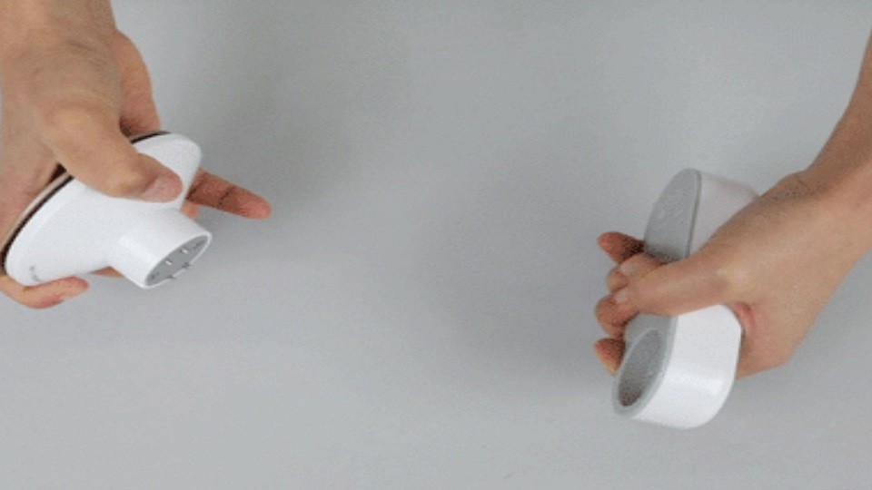 而這個「Deti迷你熨斗」的設計是將熨斗的表面與握把以強力磁吸連結著,一卸下後握把端就能輕鬆變成「尿袋」。