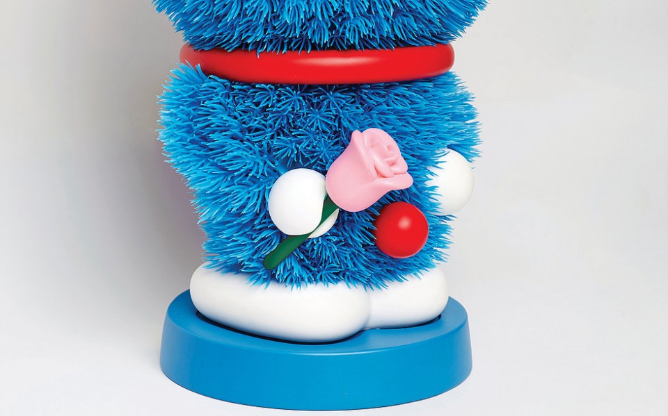 它的小手拿著小花,像是準備在節日中獻給你超浪漫的!