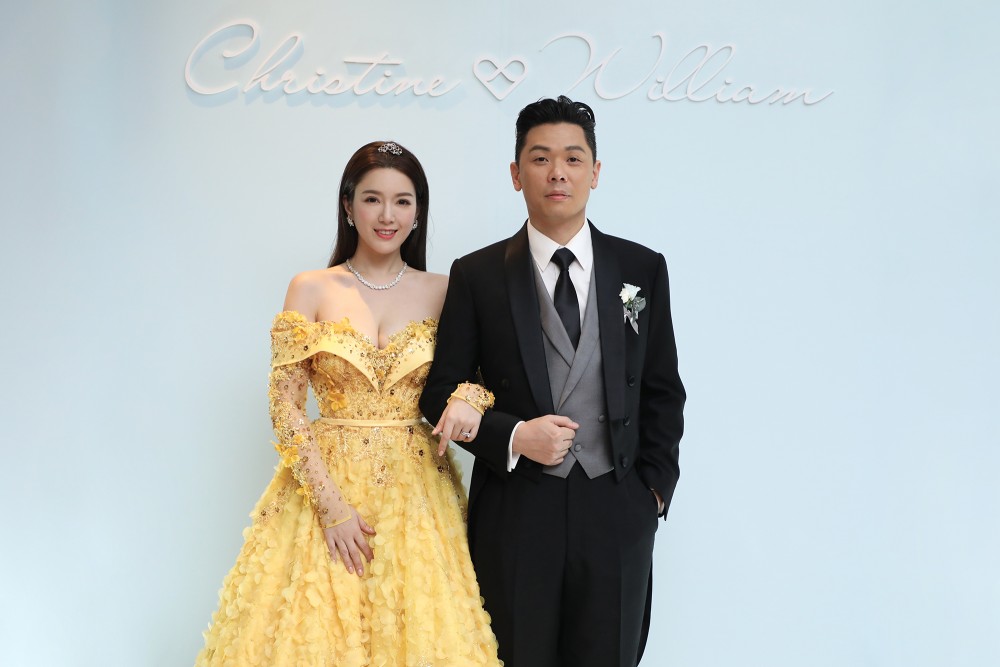 不少網民就即時聯想到苟芸慧,因為苟芸慧在婚禮上曾穿過一件猶如《美女與野獸》貝兒的晚裝