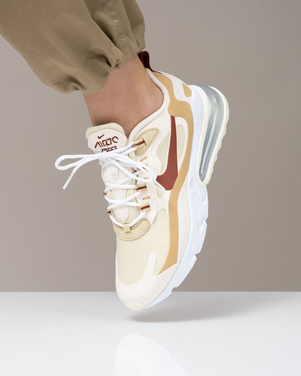 在鞋側大大的NIKE LOGO則選用了暗啡紅色作強烈的撞色