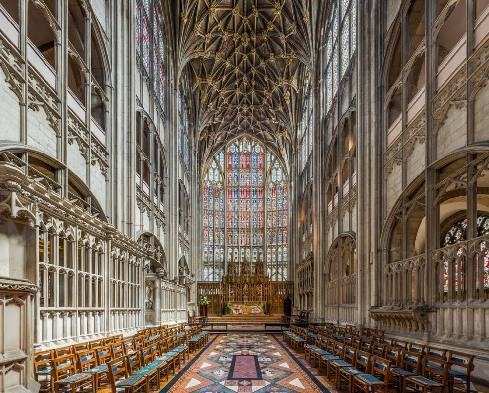 這取景點原來就是建於 11 至 15 世紀、位於英國的葛洛斯特大教堂(Gloucester Cathedral)
