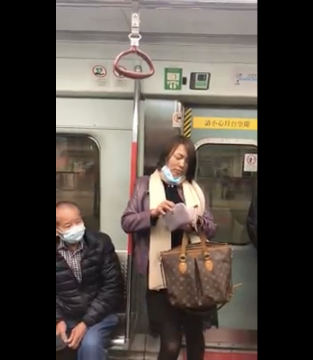 上傳該影片者留言稱,自己拍片後,因不滿她沒有收聲,更走到中間位置大吵,便忍不住大聲喝止她,最後在下一個站便直接下車了!