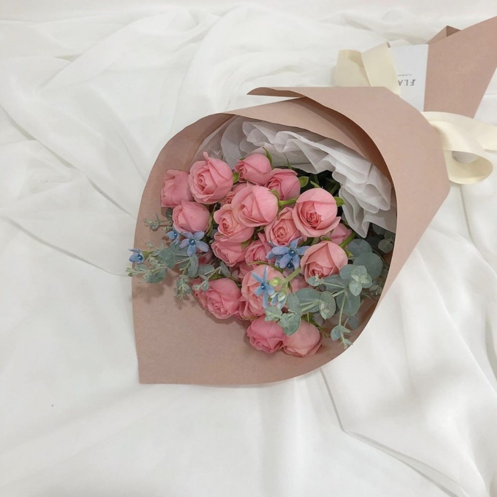 小玫瑰大多都配搭尤加利葉或是一點點襯葉就已經很足夠～