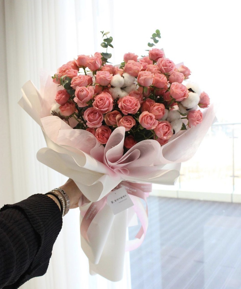 或是女生近年大愛的木棉花，也可以和小玫瑰一起配襯，感覺更具少女味～