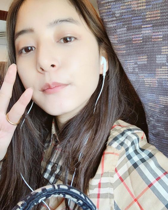 很多女生隨時隨地都要聽歌,就連洗澡的時候離不開音樂