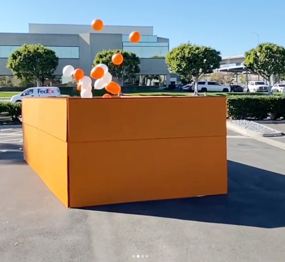 這一架超夢幻的全白跑車,原來已經是 Manny Khosgbin 擁有的第二部 Hermès 聯夠訂制款!今次這一台更花了足足四年時間才正式完工,
