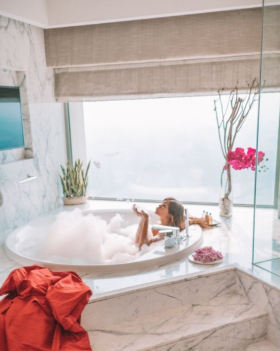 而充電方式方面是用無線充電,充夠電的狀況下可以使用到6-7個小時,一般人的淋浴時間已經相當足夠吧!