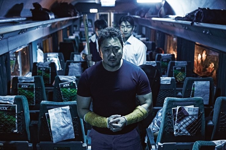 韓劇《鬼怪》裡面的40歲孔劉大叔、《屍殺列車》裡面48歲的馬東錫大叔